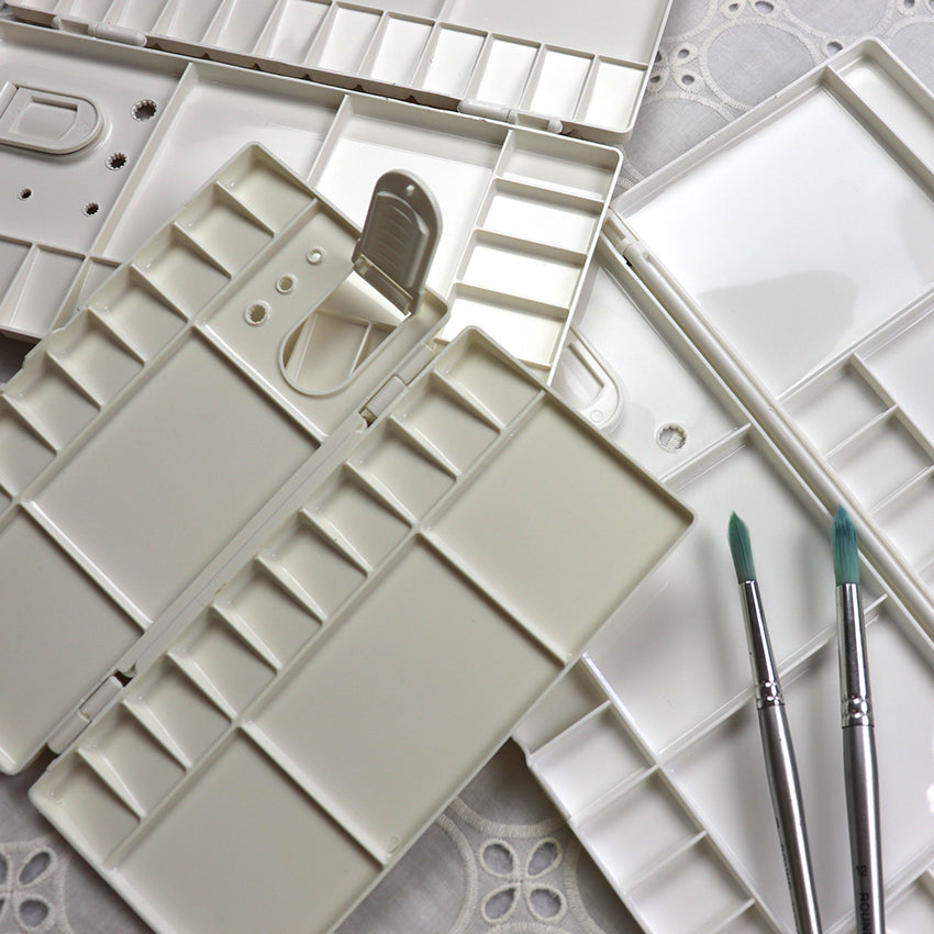 Plastic palette with folding lid | Watercolour | Gouache | Travel palette